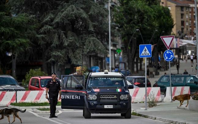 Un carabinieri italino cerca de una zona divida en Mitrovica Un carabinieri italino cerca de una zona divida en Mitrovica