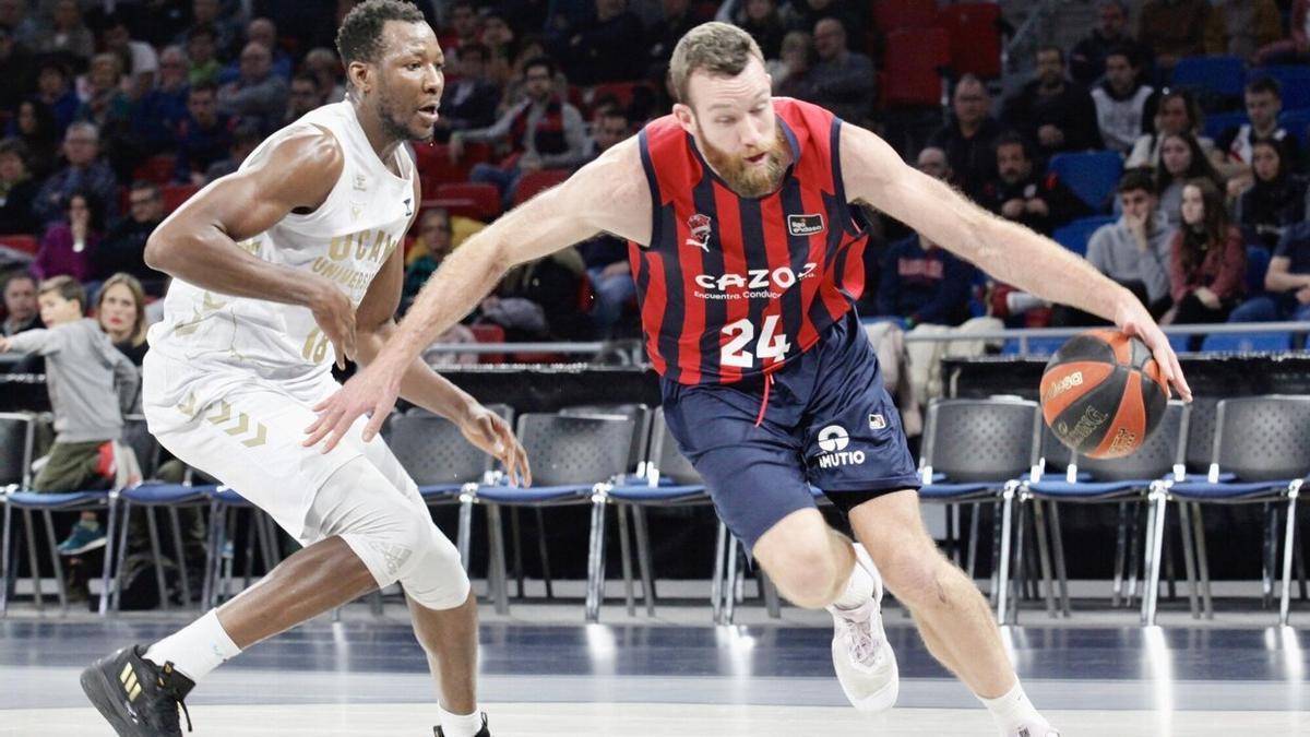 Costello trata de superar la defensa de Sakho durante el partido entre el Baskonia y el UCAM Murcia disputado en el Buesa