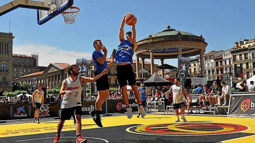 Un partido del torneo de 3x3 de la Plaza del Castillo en 2019.