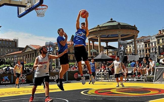Un partido del torneo de 3x3 de la Plaza del Castillo en 2019.