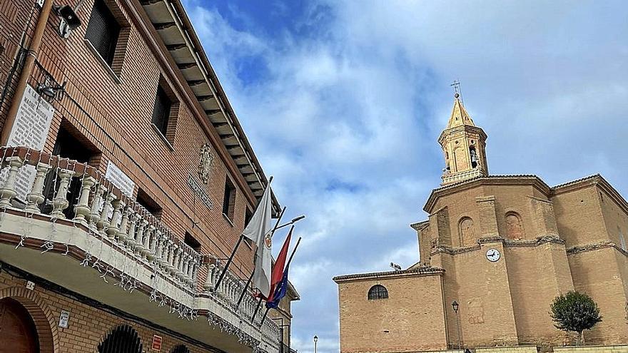 La fachada de la casa consistorial de Cárcar junto a la iglesia del municipio.