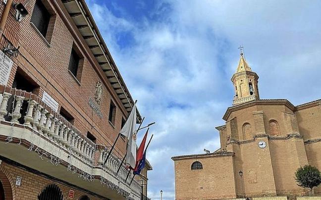 La fachada de la casa consistorial de C&aacute;rcar junto a la iglesia del municipio.