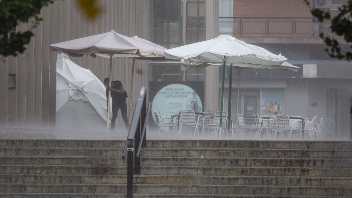 Un camarero retira la terraza de un establecimiento en la Plaza de Abastos
