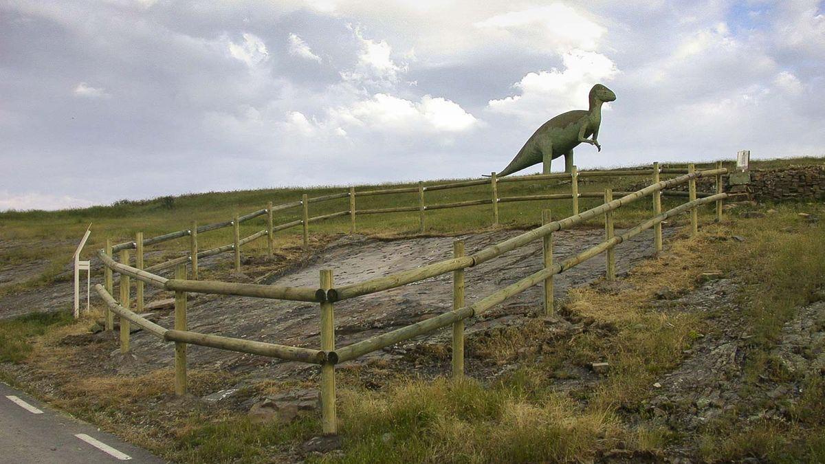 Una de las réplicas a tamaño real de dinosaurio que se pueden visitar en el parque de San Roque, en Soria.