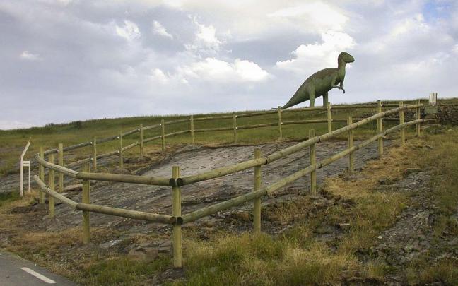 Una de las réplicas a tamaño real de dinosaurio que se pueden visitar en el parque de San Roque, en Soria. Una de las réplicas a tamaño real de dinosaurio que se pueden visitar en el parque de San Roque, en Soria.