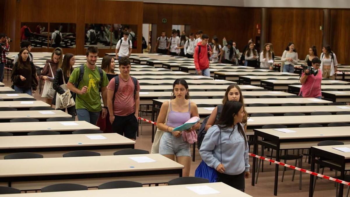 Estudiantes de la EvAU de 2022 acceden al aula.