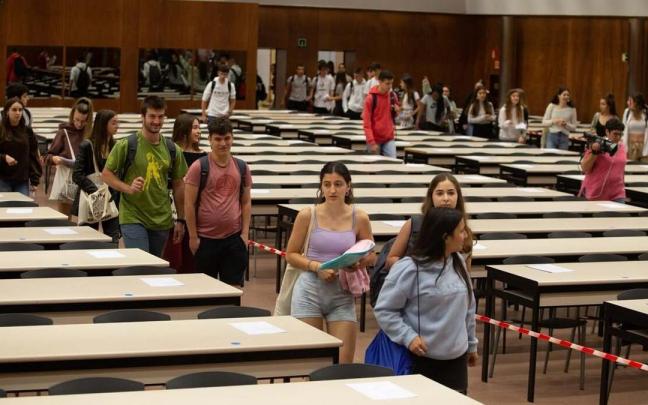 Estudiantes de la EvAU de 2022 acceden al aula.