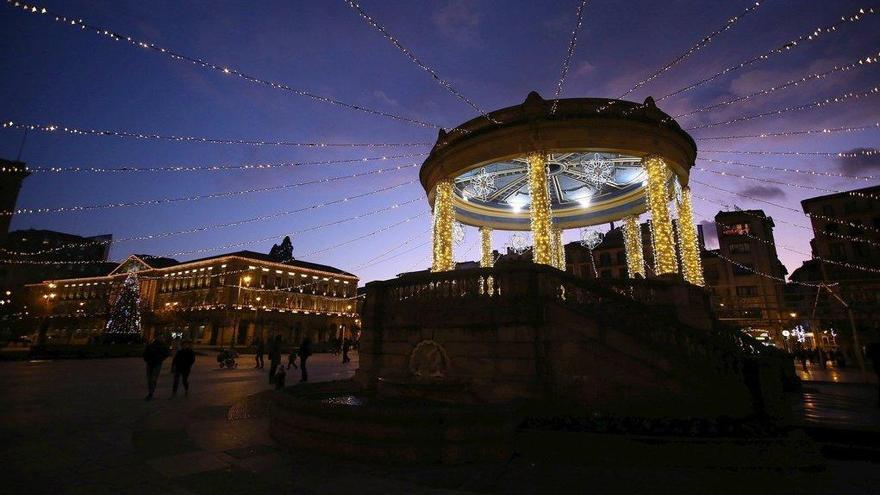 Iluminación navideña en la plaza del Castillo