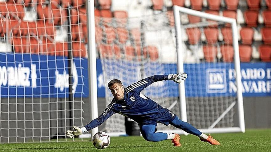 Aitor Fernández, entrenándose ayer en El Sadar. | FOTO: CLUB ATLÉTICO OSASUNA