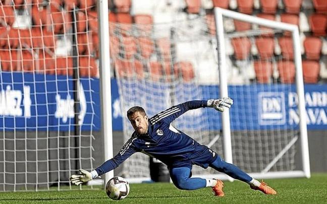 Aitor Fern&aacute;ndez, entren&aacute;ndose ayer en El Sadar. | FOTO: CLUB ATL&Eacute;TICO OSASUNA