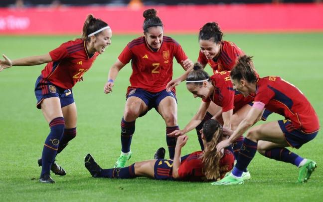 Las jugadoras espa&ntilde;olas celebran un gol