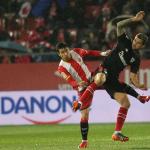 I&ntilde;igo Mart&iacute;nez disputa un bal&oacute;n con un jugador del Girona en su primer partido con el Athletic, celebrado el 4 de febrero de 2018.