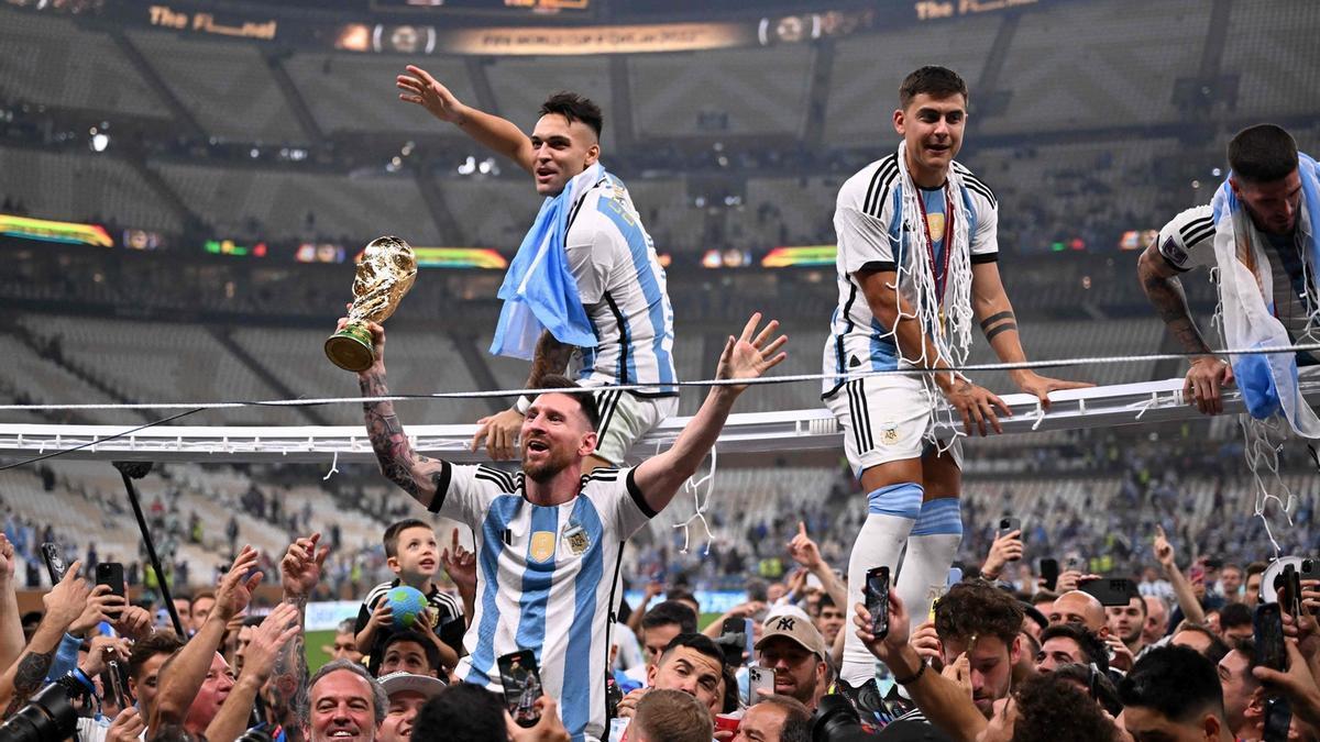 Leo Messi alza el trofeo de la Copa del Mundo tras vencer a Francia en la final de Catar.