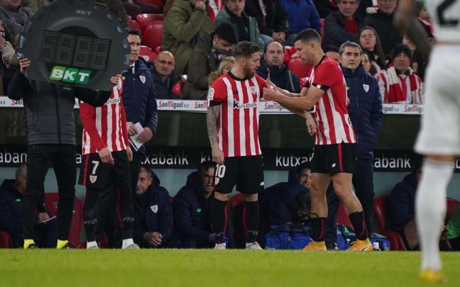 De Marcos pone el brazalete a Muniain antes de salir ante Osasuna De Marcos pone el brazalete a Muniain antes de salir ante Osasuna