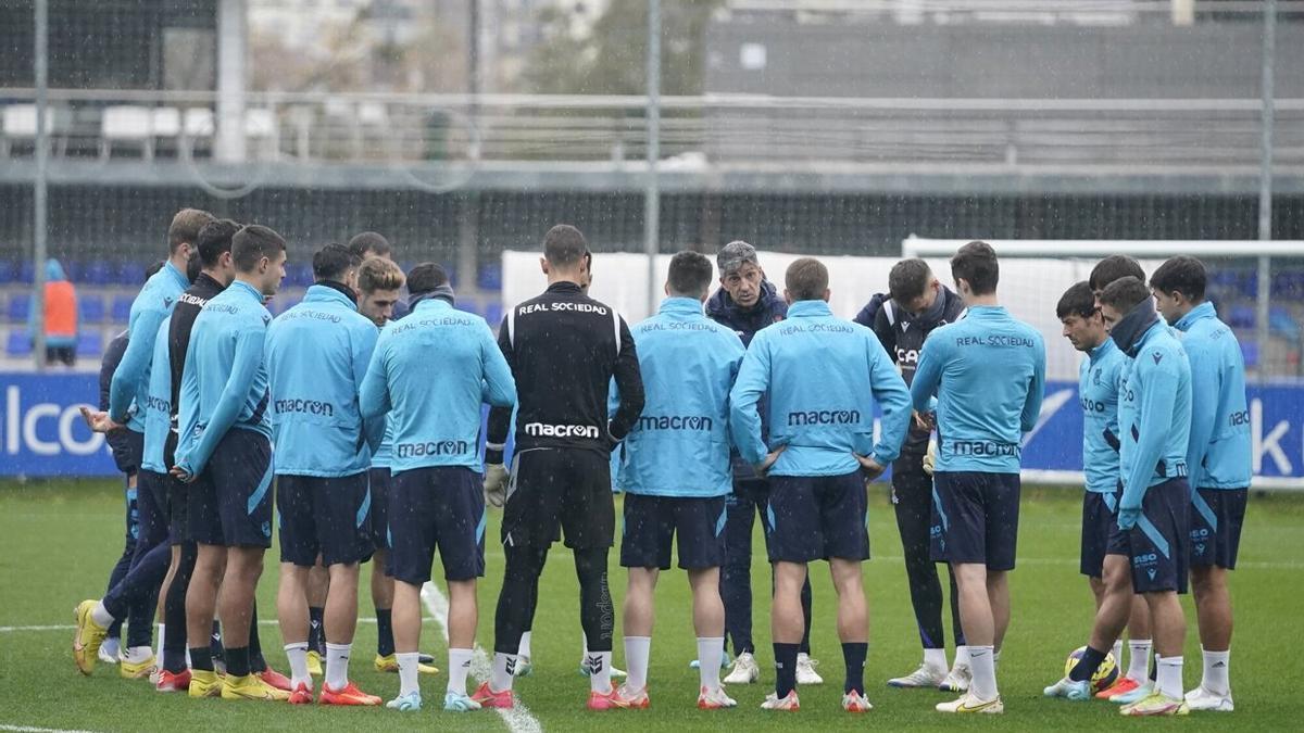 Charla de Imanol Alguacil a sus jugadores durante el entrenamiento de este lunes en Zubieta