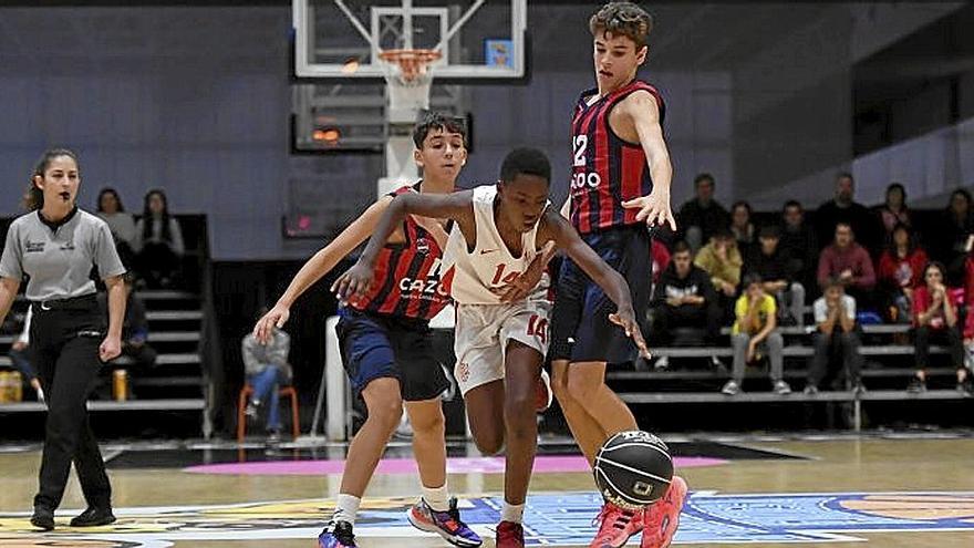 Dos jugadores del Baskonia presionan a uno del Girona. | FOTO: ACB