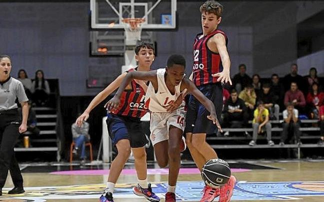 Dos jugadores del Baskonia presionan a uno del Girona. | FOTO: ACB Dos jugadores del Baskonia presionan a uno del Girona. | FOTO: ACB