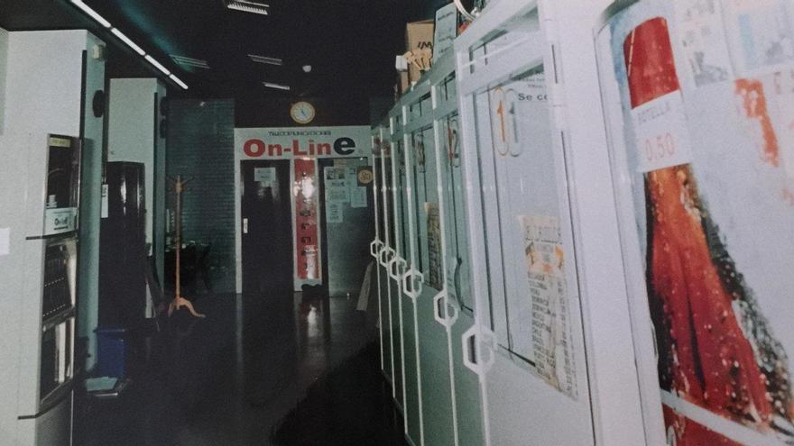 Fotografía del locutorio del barrio de San Jorge en el que fue asesinado el joven Cristóbal de los Reyes el 28 de marzo de 2001. Un crimen que permanece sin resolver.