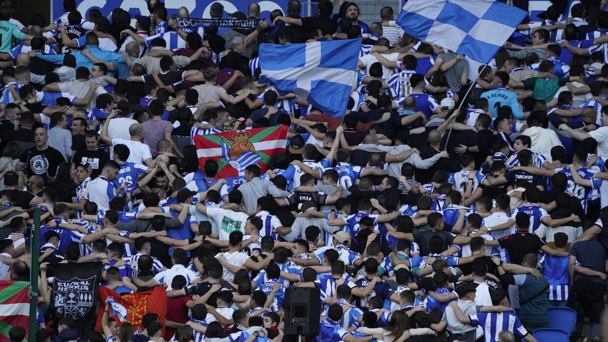 La afición de la Real celebra un gol en Anoeta