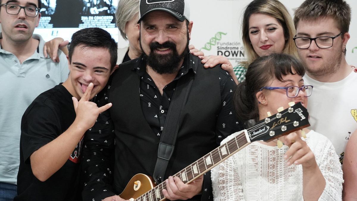 El músico Jon Zuazola junto a varios participantes en los coros en su álbum 'Versión Original' el pasado 19 de octubre.