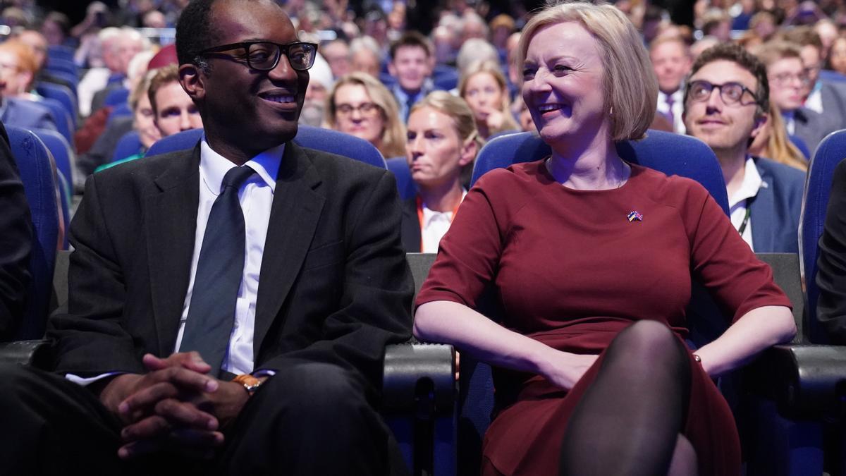 Kwasi Kwarteng junto a la primera ministra británica Liz Truss.