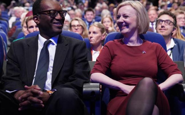Kwasi Kwarteng junto a la primera ministra británica Liz Truss.
