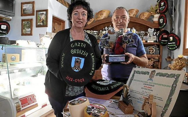 Eli Gorrotxategi y Jose Mari Jauregi posan con la txapela y el trofeo de Ordizia, junto a un montón de premios que han logrado en otros concursos Eli Gorrotxategi y Jose Mari Jauregi posan con la txapela y el trofeo de Ordizia, junto a un montón de premios que han logrado en otros concursos