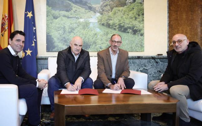 El director gerente de Nasuvinsa, Alberto Bayona; el vicepresidente José Mª Aierdi; el alcalde de Corella, Gorka García Izal y el concejal de urbanismo Félix Bienzobas. El director gerente de Nasuvinsa, Alberto Bayona; el vicepresidente José Mª Aierdi; el alcalde de Corella, Gorka García Izal y el concejal de urbanismo Félix Bienzobas.