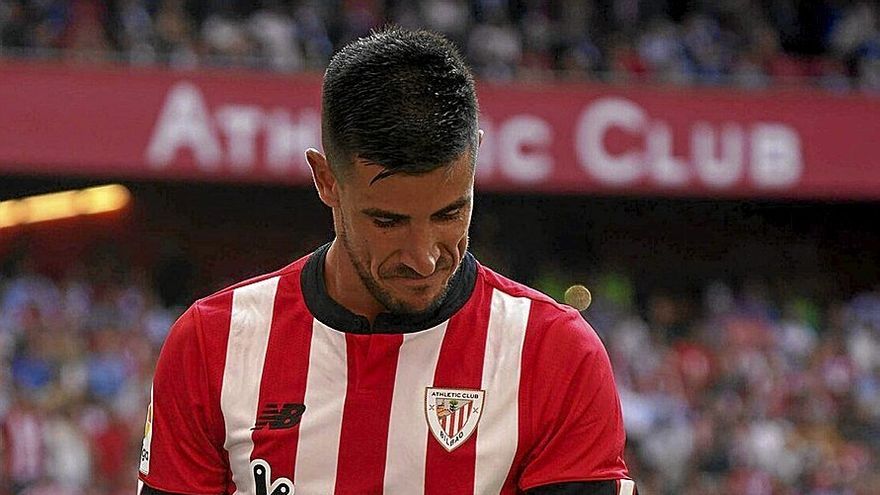 Yuri Berchiche se lamenta de una acción ante el Mallorca, en la primera jornada de LaLiga.