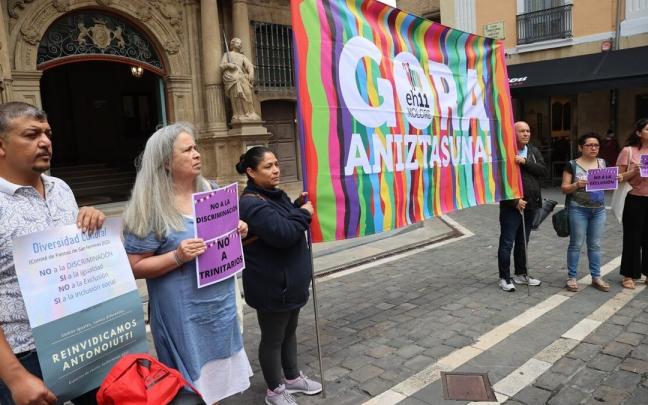 Euskal Herria 11 Kolore y SOS Racismo Nafarroa han comparecido para dar su visión sobre la gestión de la diversidad de la fiesta de San Fermín por parte del Ayuntamiento. Euskal Herria 11 Kolore y SOS Racismo Nafarroa han comparecido para dar su visión sobre la gestión de la diversidad de la fiesta de San Fermín por parte del Ayuntamiento.