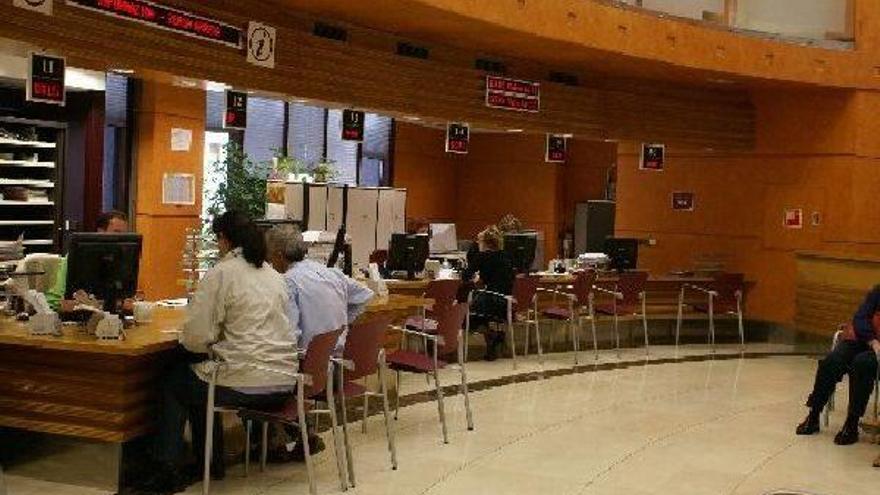 Interior de las oficinas tributarias de Errotaburu, sede central de la Hacienda guipuzcoana, en Donostia.