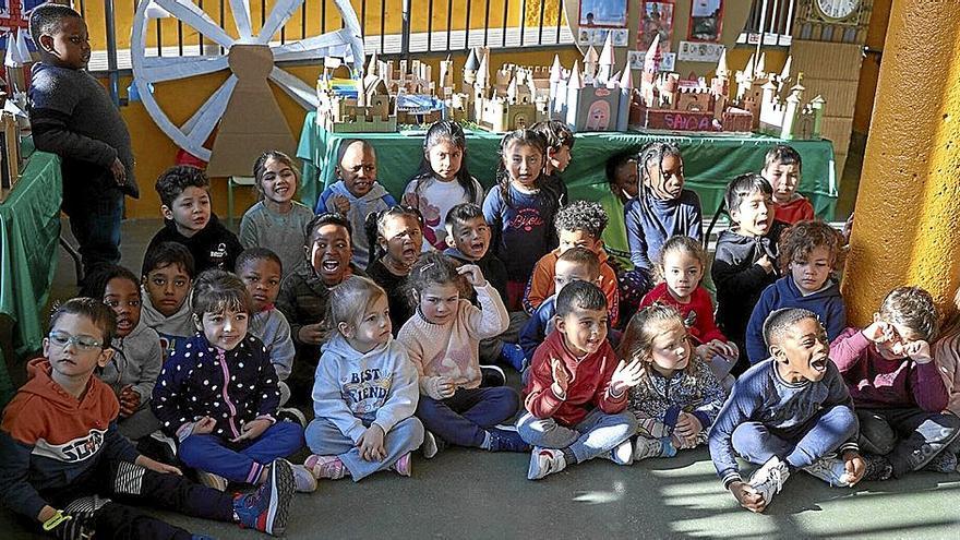 Alumnado del centro escolar posa junto a sus proyectos.