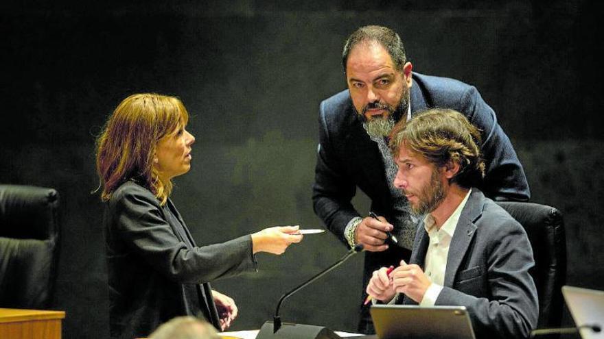 Uxue Barkos (Geroa Bai), Ramón Alzórriz (PSN) y Mikel Buil (Podemos) firman una propuesta conjunta en el Parlamento. | FOTO: PATXI CASCANTE