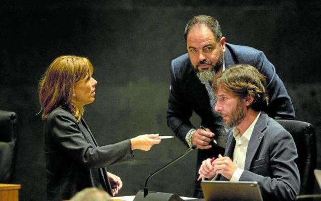 Uxue Barkos (Geroa Bai), Ramón Alzórriz (PSN) y Mikel Buil (Podemos) firman una propuesta conjunta en el Parlamento. | FOTO: PATXI CASCANTE