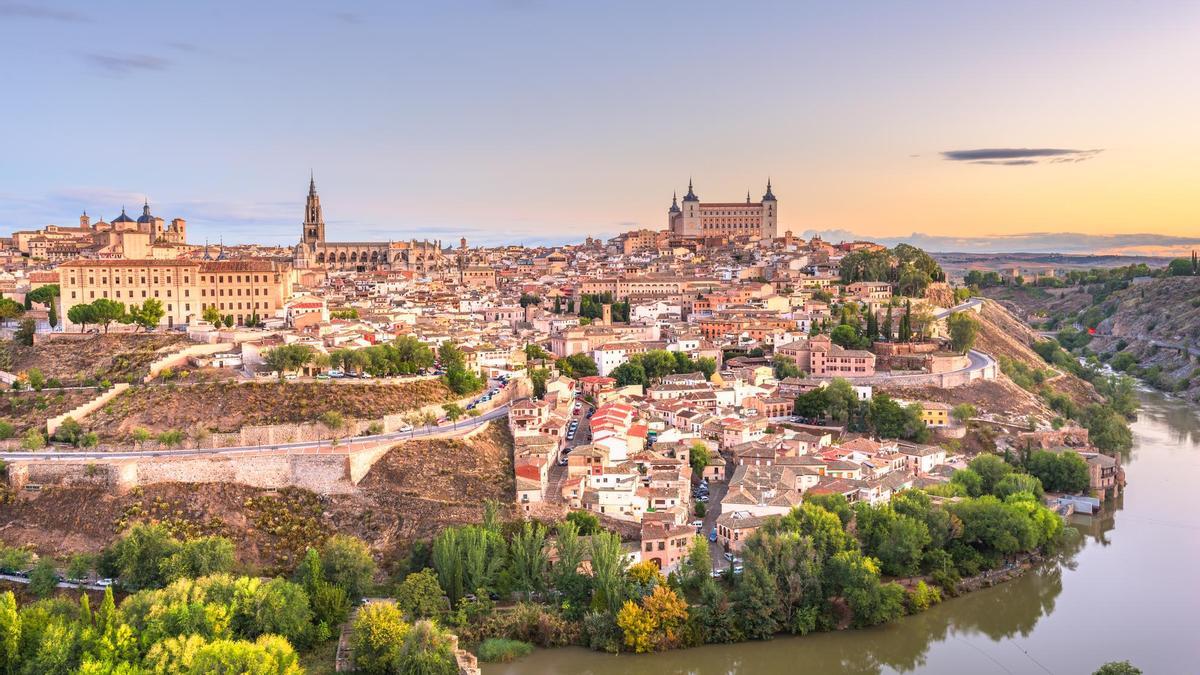 Casco antiguo de Toledo a orillas del Tajo.