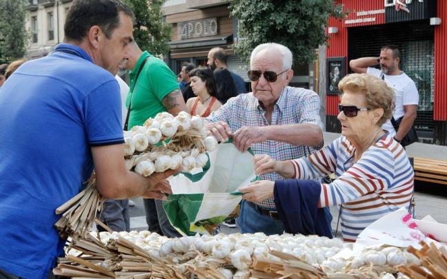 Las calles Portal del Rey y San Francisco acogen la Feria del Ajo