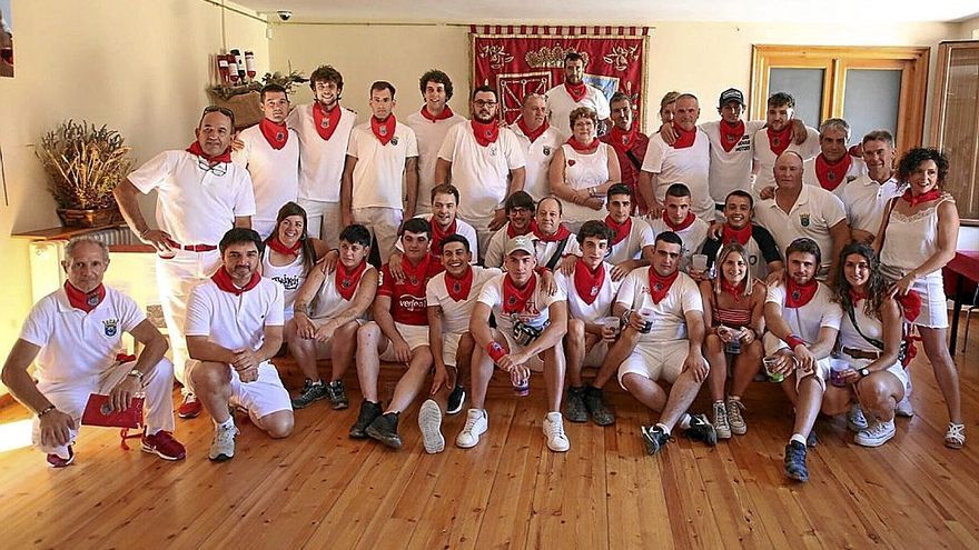 Los voluntarios y voluntarias homenajeados ayer antes del chupinazo de fiestas de San Martín de Unx.