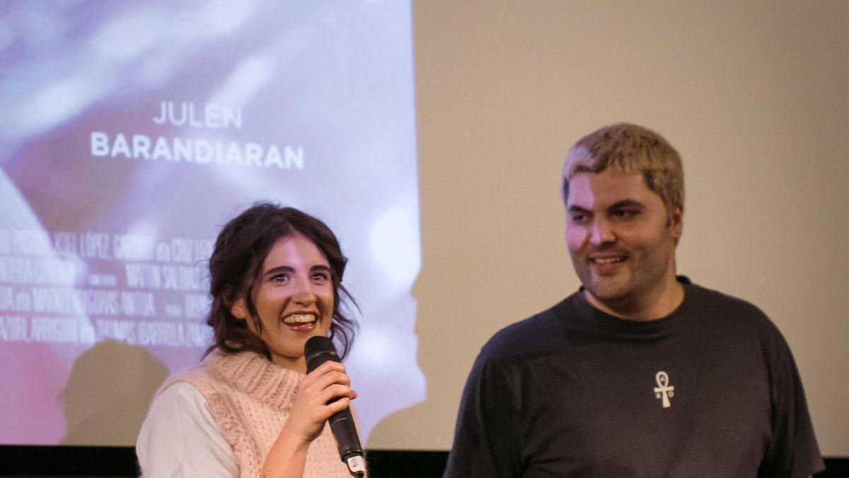 Izaro Andres abeslaria eta Ander Merino zinemagilea, joan den astelehenean Tabakaleran, &lsquo;Limoiari eztia&rsquo; dokumentalaren aurre-estreinaldian.