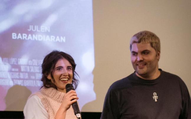Izaro Andres abeslaria eta Ander Merino zinemagilea, joan den astelehenean Tabakaleran, &lsquo;Limoiari eztia&rsquo; dokumentalaren aurre-estreinaldian.