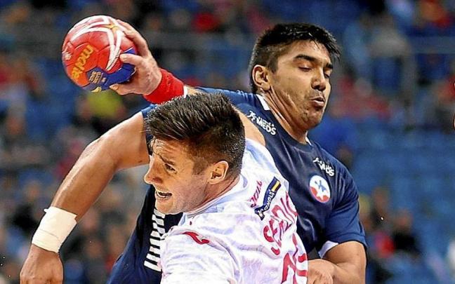 El pivote Serdio supera al chileno Javier Frelijj en el partido del sábado.