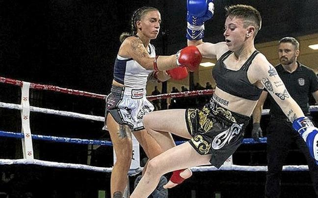 Alda golpea a su rival en un momento del combate. Alda golpea a su rival en un momento del combate.