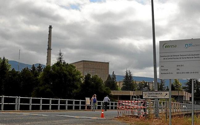 Mucho ruido político se ha generado en las últimas semanas sobre la posible reapertura de la central de Garoña, ubicada en el burgalés municipio del Valle de Tobalina, que hace frontera natural con varias zonas de Álava. Mucho ruido político se ha generado en las últimas semanas sobre la posible reapertura de la central de Garoña, ubicada en el burgalés municipio del Valle de Tobalina, que hace frontera natural con varias zonas de Álava.