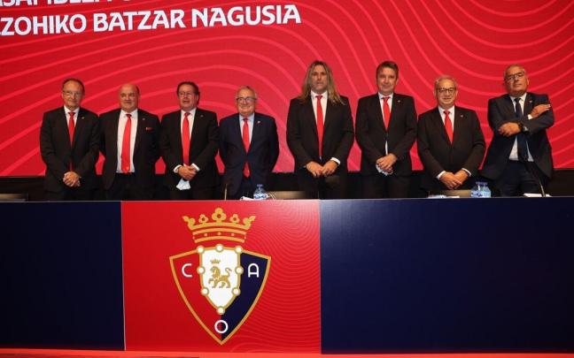 La directiva de Osasuna, en una asamblea. La directiva de Osasuna, en una asamblea.