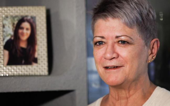 Isabel de la Fuente junto a una foto de su hija Cristina.