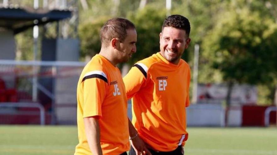 Eguizábal (derecha), con el navarro Josu Esparza, segundo entrenador del Arnedo.