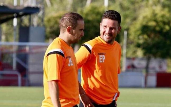 Eguizábal (derecha), con el navarro Josu Esparza, segundo entrenador del Arnedo.