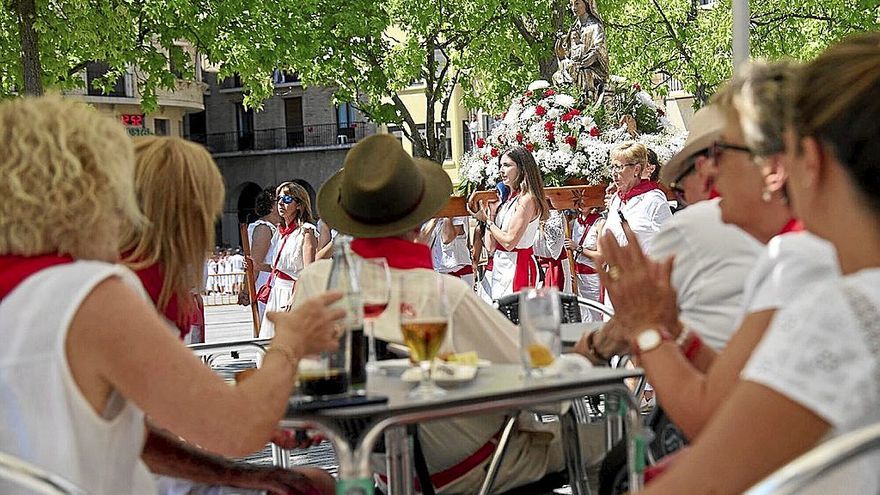 A la sombra y en las terrazas se pudo seguir la procesión sin las exigencias del calor.