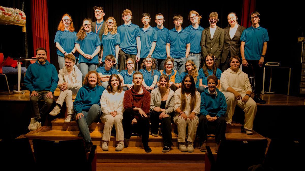 Foto de familia del taller, con su director, Kico Alba, primero por la izquierda.