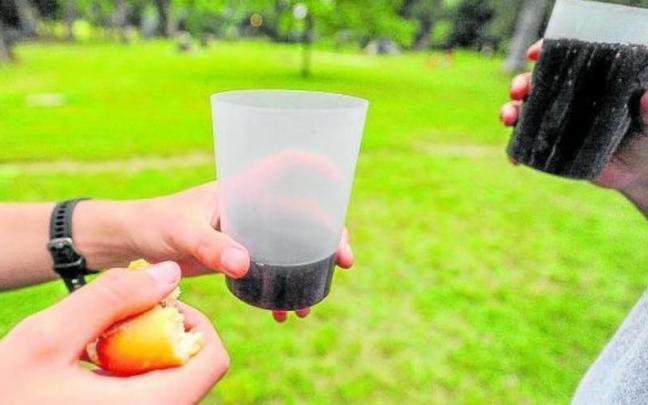 Dos personas sostienen un katxi