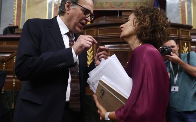 El ministro de Universidades, Joan Subirats, conversa con la ministra de Hacienda, María Jesús Montero. El ministro de Universidades, Joan Subirats, conversa con la ministra de Hacienda, María Jesús Montero.